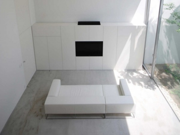 Beyaz renkte minimal oturma odası tasarımı dolaplı tv ünitesi tasarımı byaz kanepe