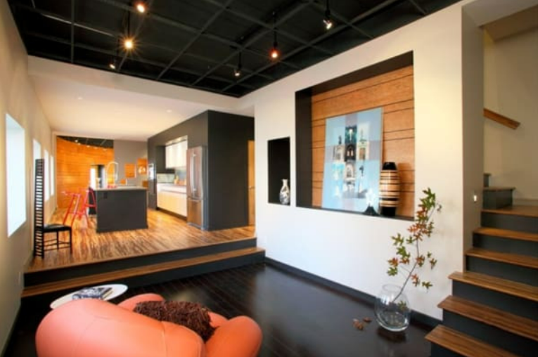 Turuncu berjer koyu renkli tavan ve zemin ile adalı açık mutfak tasarımı tavanda kademeli tasarım duvarda niş içinde aksesuar 