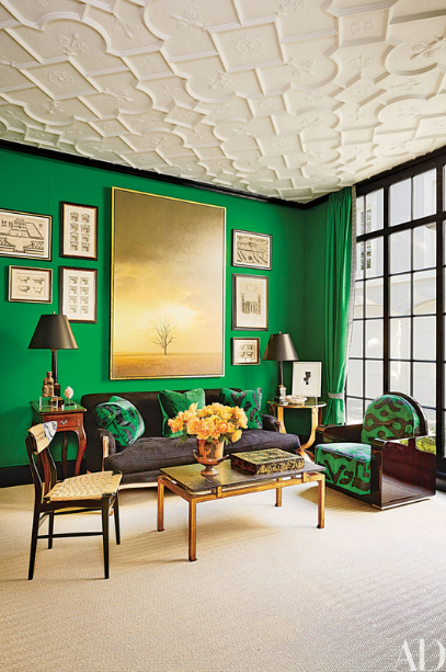 hareketli tavan detayı yeşil duvar boyası cesur duvar aksesuarları antrasit kanepe ile yeşil berjer yeşil perdeler