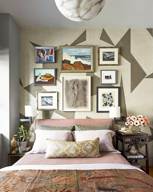 desenli duvar kağıdı üzeirne çoklu tablo seti hareketli duvar tasarımları farklı komodinler pudra rengi yatak başı